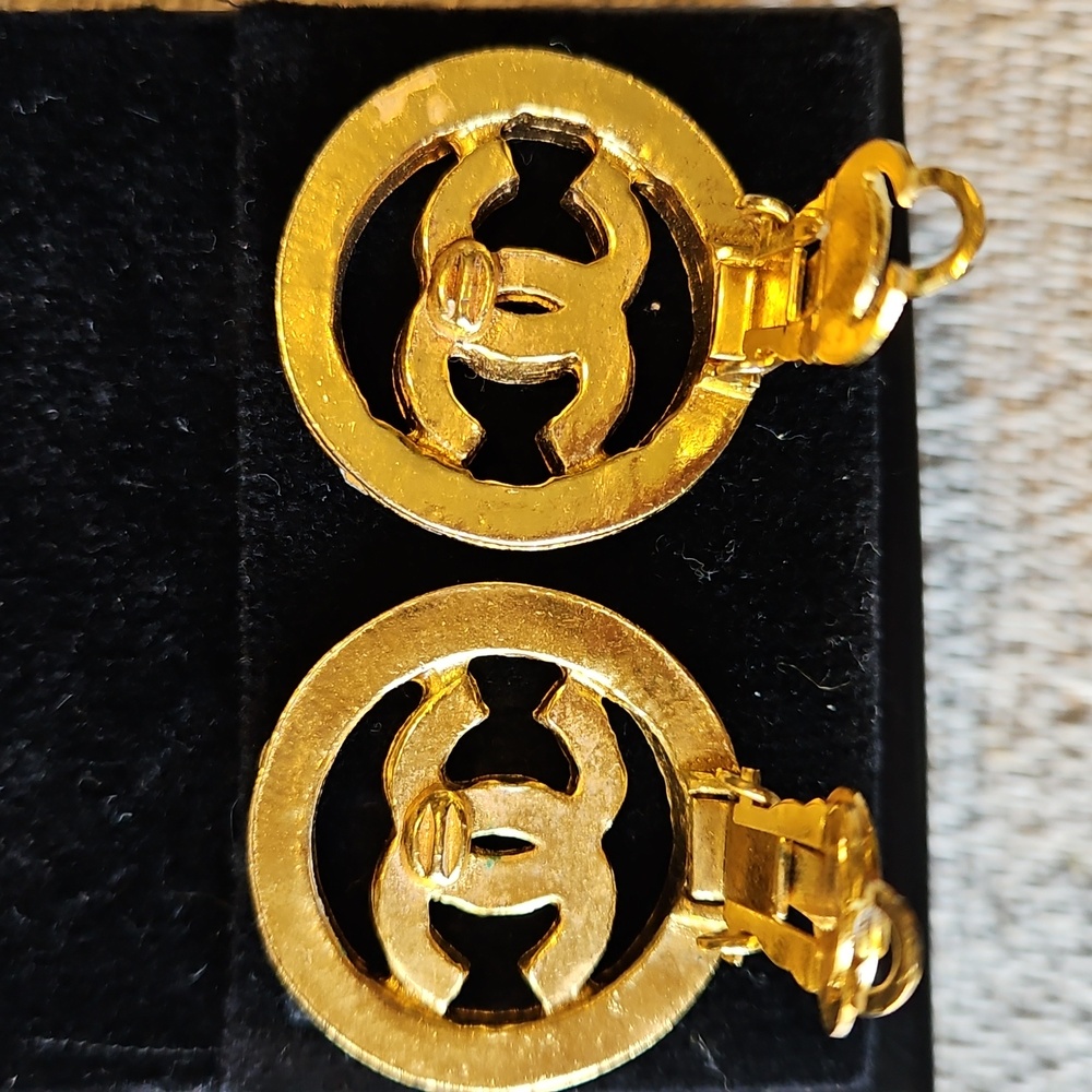 🥰KEEPING🥰 CHANEL Vintage Gold Crystal CC Logo Clip Earrings 1970s - Picture 6 of 11